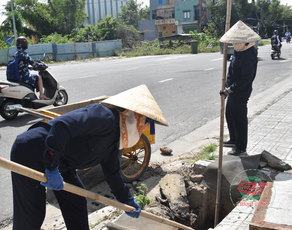 Thực hiện quá trình nạo vét hố ga bao gồm việc nạo sạch bùn lầy, cát và rác thải bị rơi xuống trong ống cống