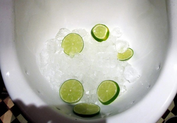 cach-thong-bon-cau-bang-da-lanh-1