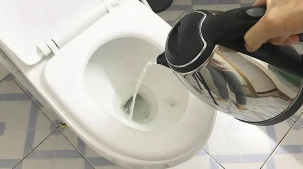 cach-thong-bon-cau-bang-nuoc-nong-2