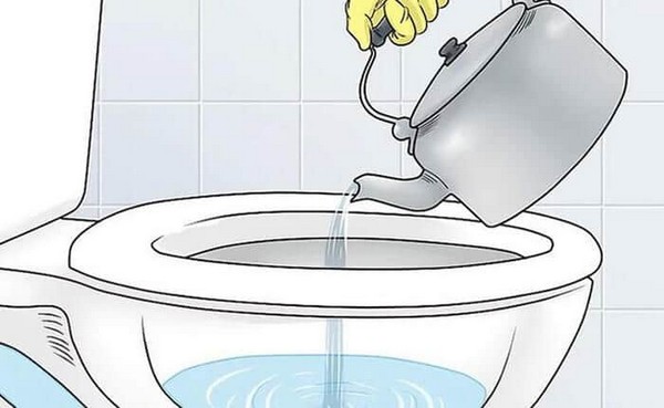 cach-thong-bon-cau-bang-nuoc-nong-4