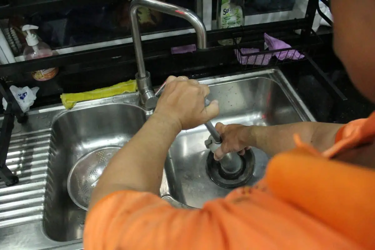 Quy trình làm việc của dịch vụ thông bồn rửa chén